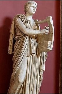 Erato, musa della poesia amorosa, statua presso i Musei Vaticani